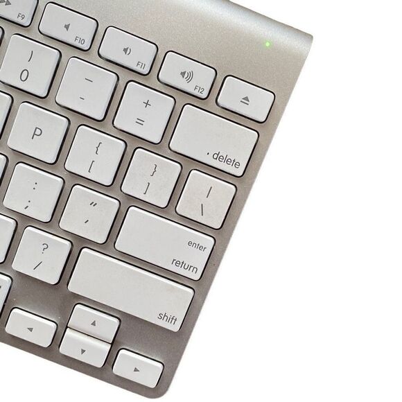 Apple Keyboard  - Picture 3 of 5